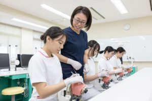 医療系専門学校は、実技の授業が多いです。