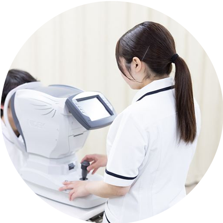 ひと言で「見えにくい」といってもその症状はさまざまです。視能訓練士はさまざまな眼科医療機器で検査を行い、眼科医師の診断と治療を支えます。