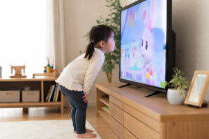 子どもがテレビに近づいて見るようになっていませんか？