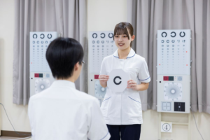 視力検査をしています。
